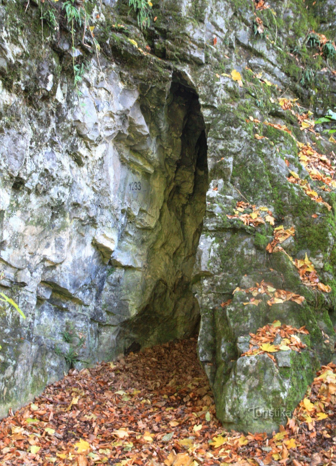 Uma das outras cavernas acima de Švýcárna no Josefovské údolí