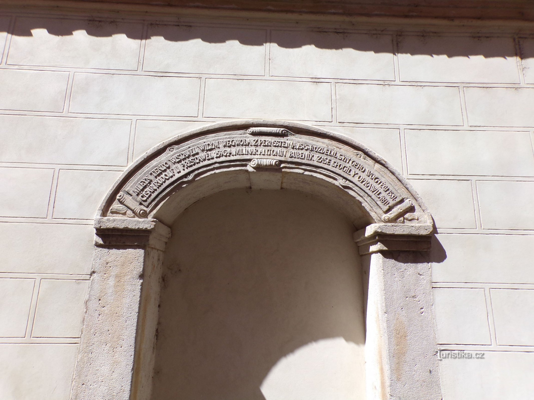 Unul dintre cartușele de pe zidul fostei Morii Imperiale (Pardubice, 10.5.2021)