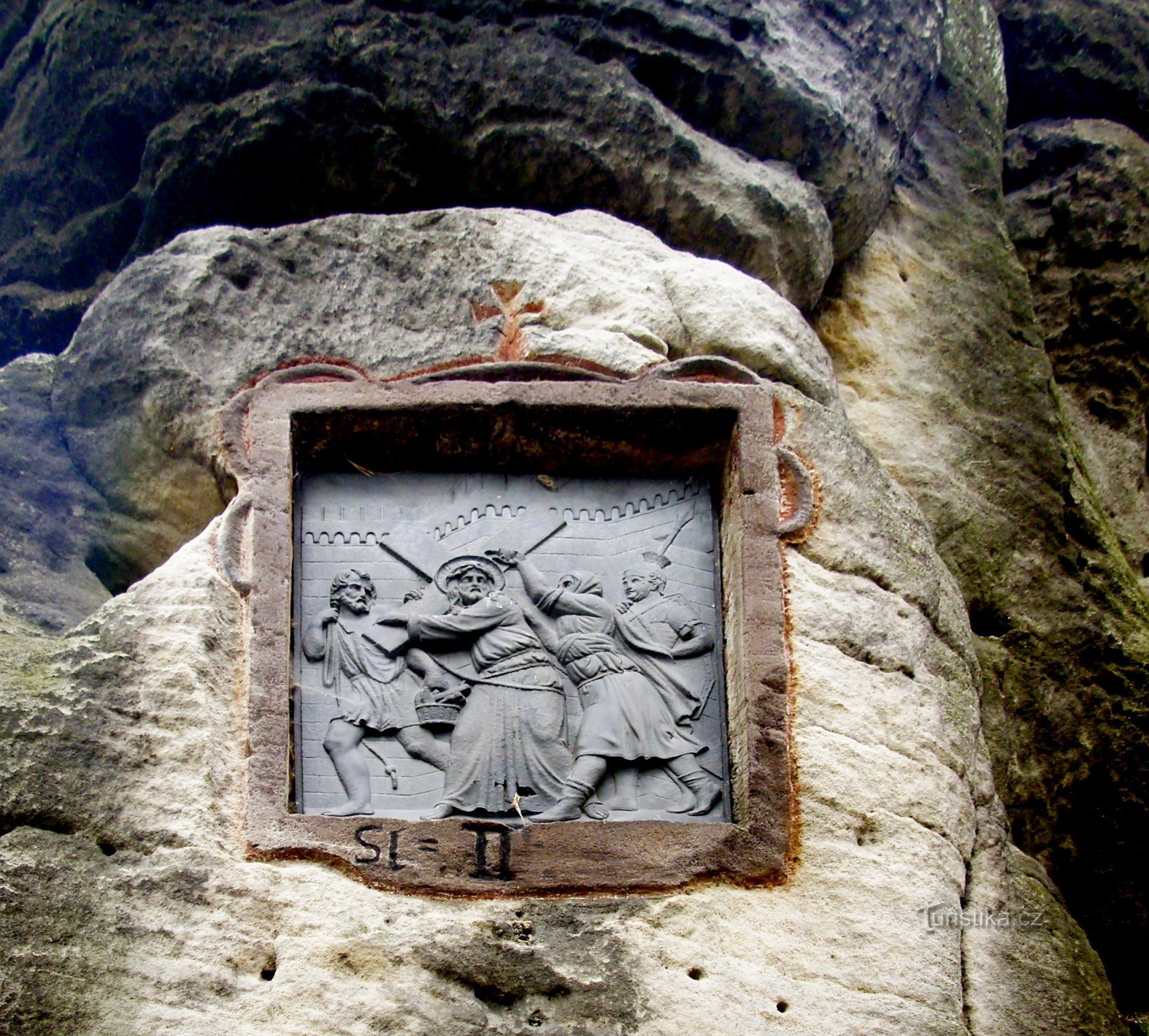 Une des plaques en fonte du chemin de croix