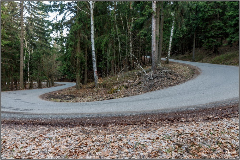 Eine der kurvenreichen Straßen von Chvalče.