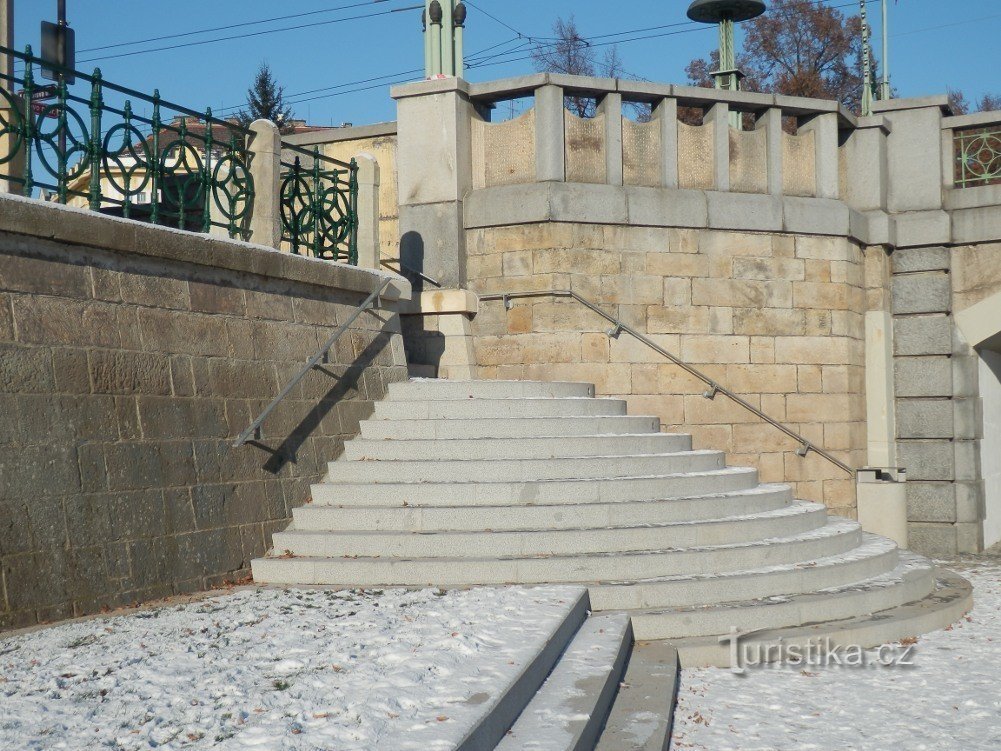 Una de las escaleras del Puente de Praga