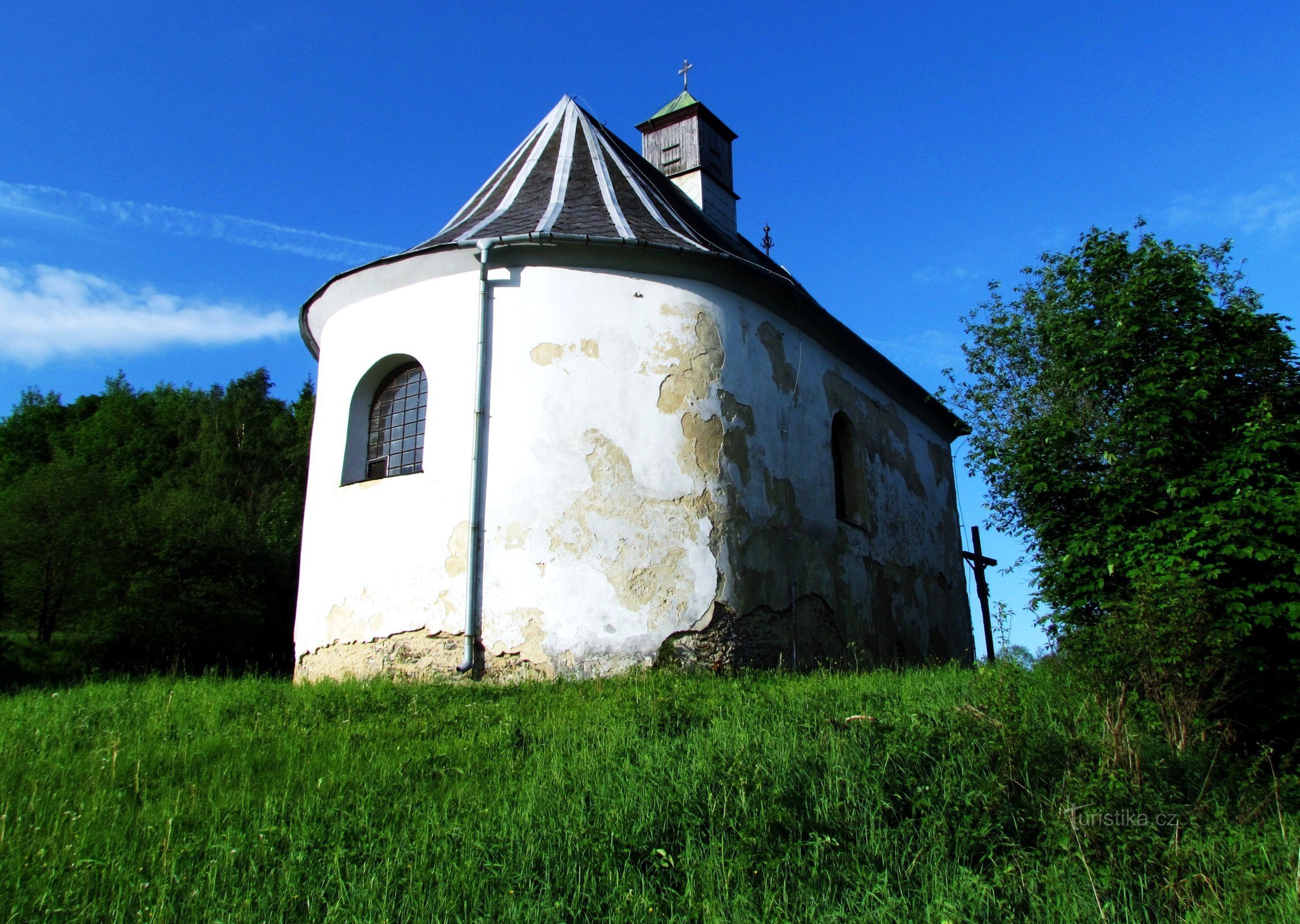 uma capela simples acima de uma pedreira de idade indeterminada