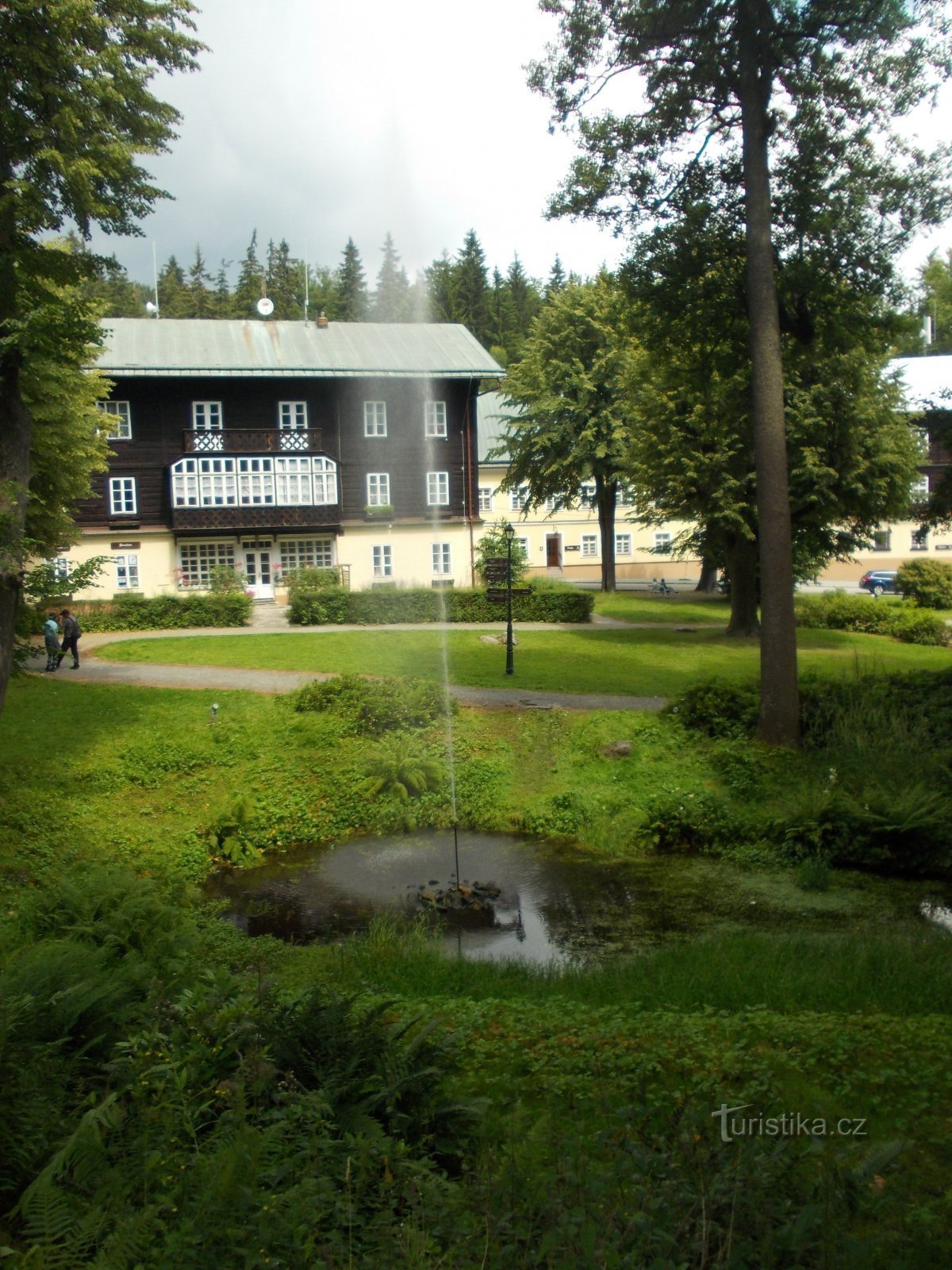 einfacher Wasserbrunnen im Grünen