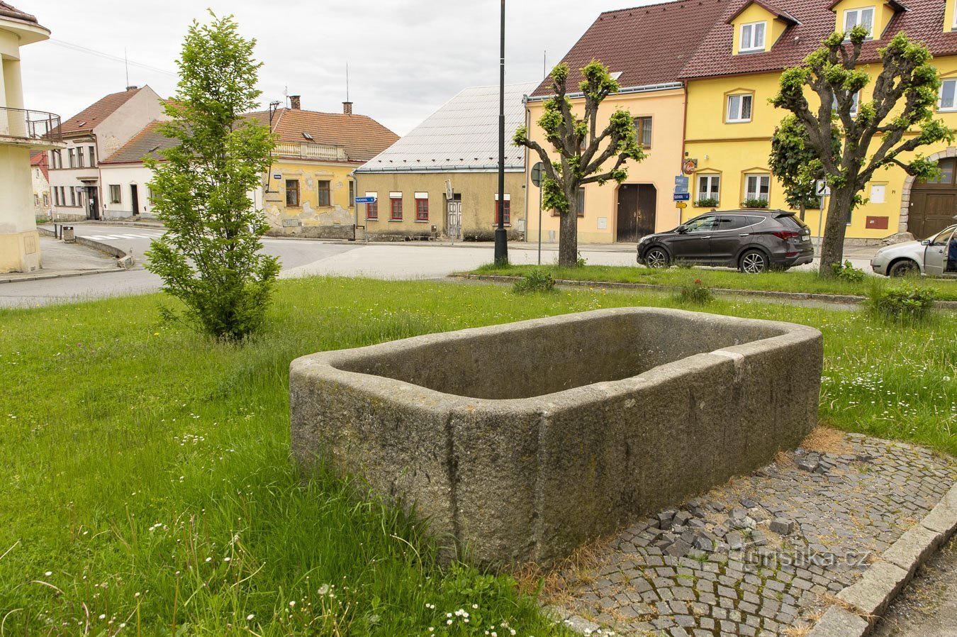 Jednodijelna kamena fontana bez ukrasa