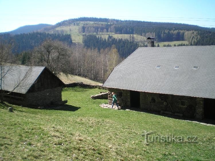 Jelenov：Jelenov，背景为 Sedelský vrch 和 Klosternann 了望台。