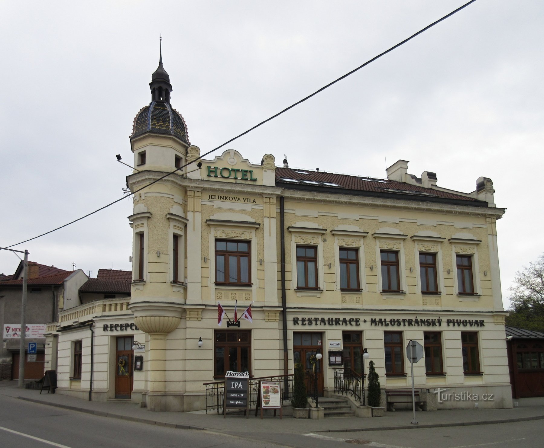 La villa de Jelínek con una microcervecería