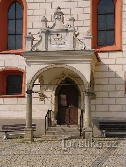 Jemnice - detail van de ingang van de kerk