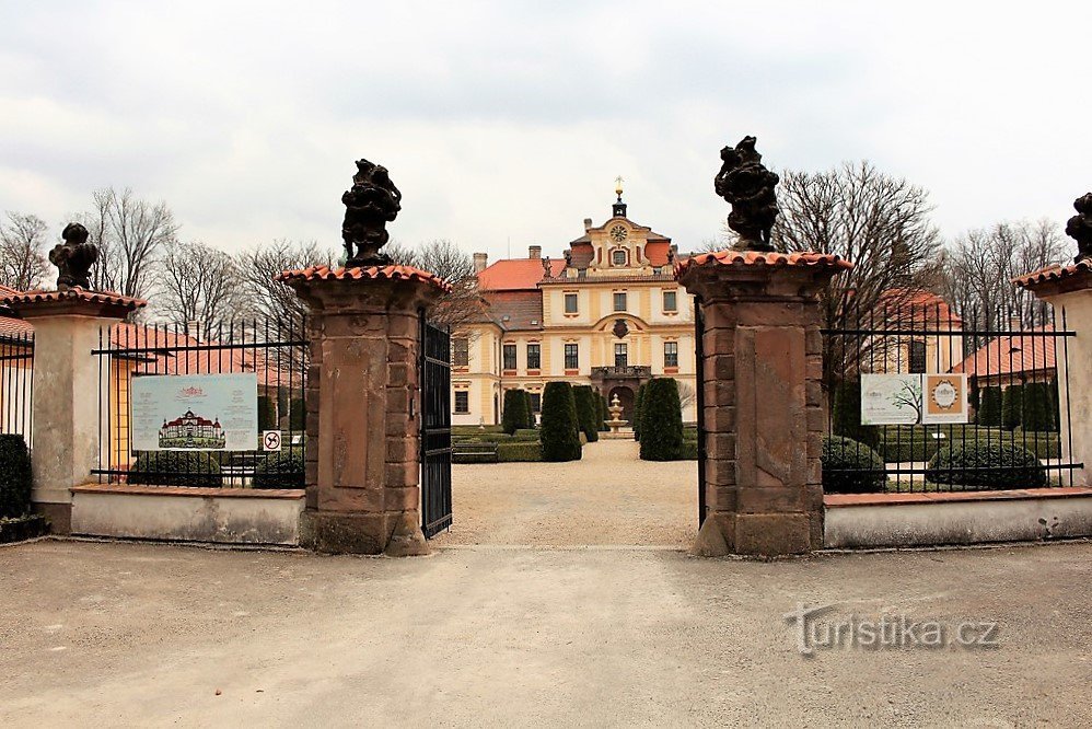 Rafineria, widok na bramę i zamek od zachodu