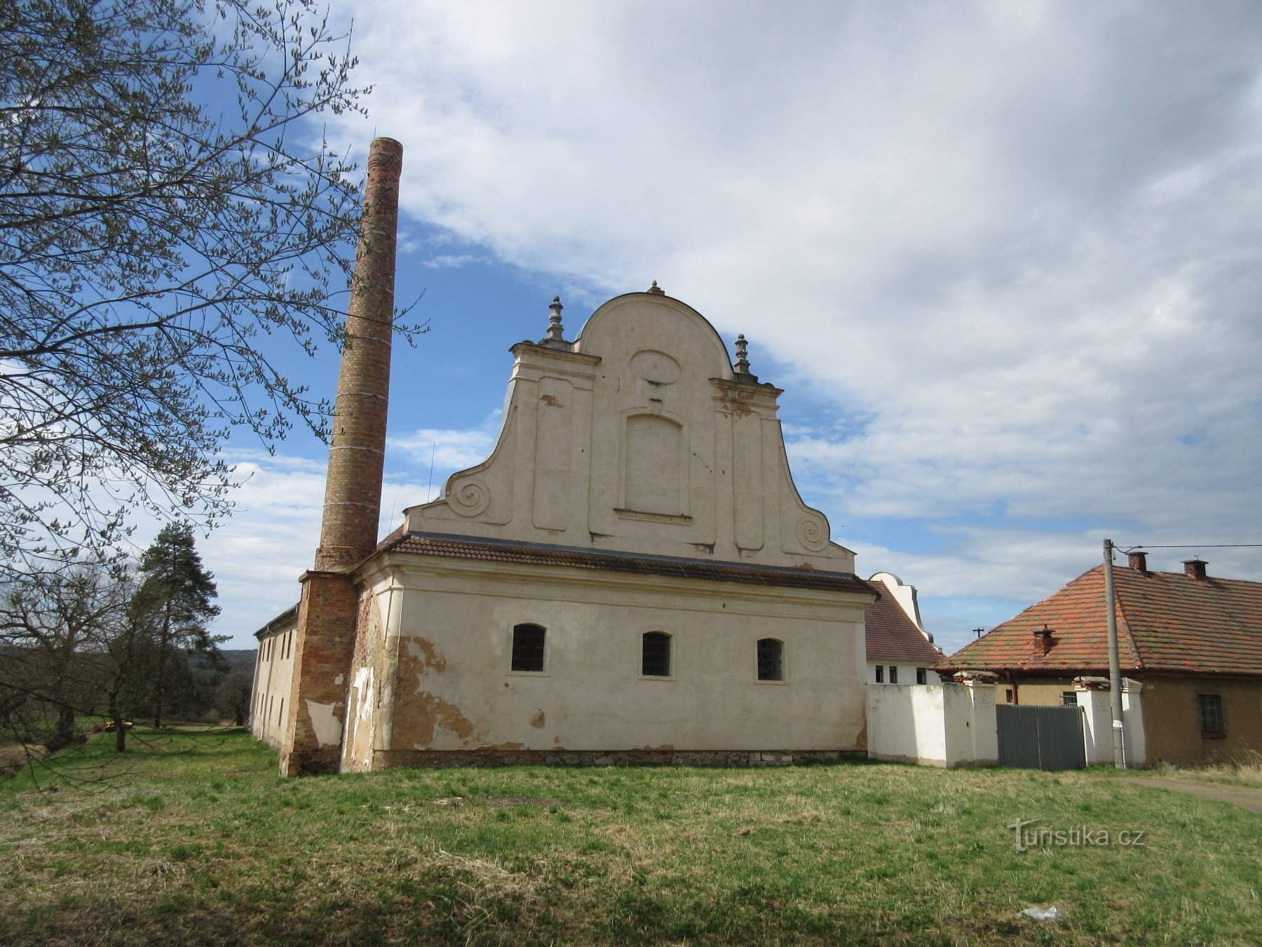 Неподалік від замку знаходиться колишня пивоварня