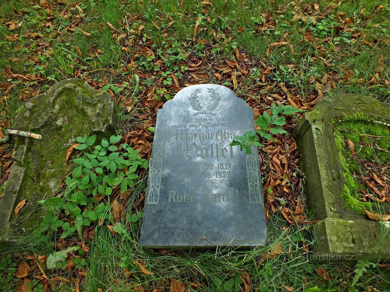 Dies ist das einzige, was von dem untergegangenen Dorf Újezd ​​übrig geblieben ist - einer der Grabsteine ​​auf dem Friedhof