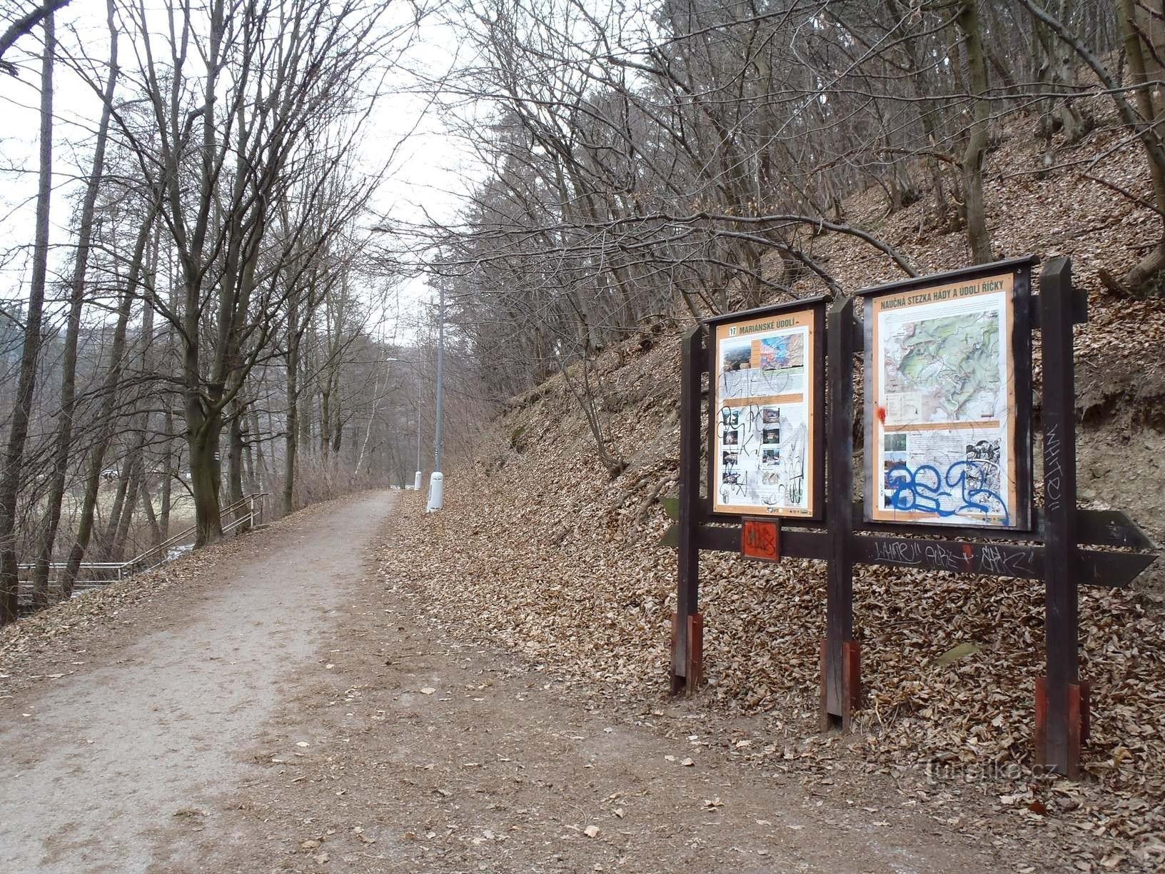 Jena từ những con đường đến Mariánské údolí (biển báo màu xanh và đỏ) - ngày 6.2.2012 tháng XNUMX năm XNUMX