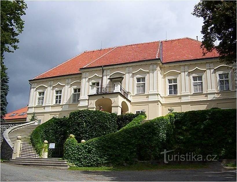 Jesenec-Schloss mit einer Treppe aus dem Dorf.jpg