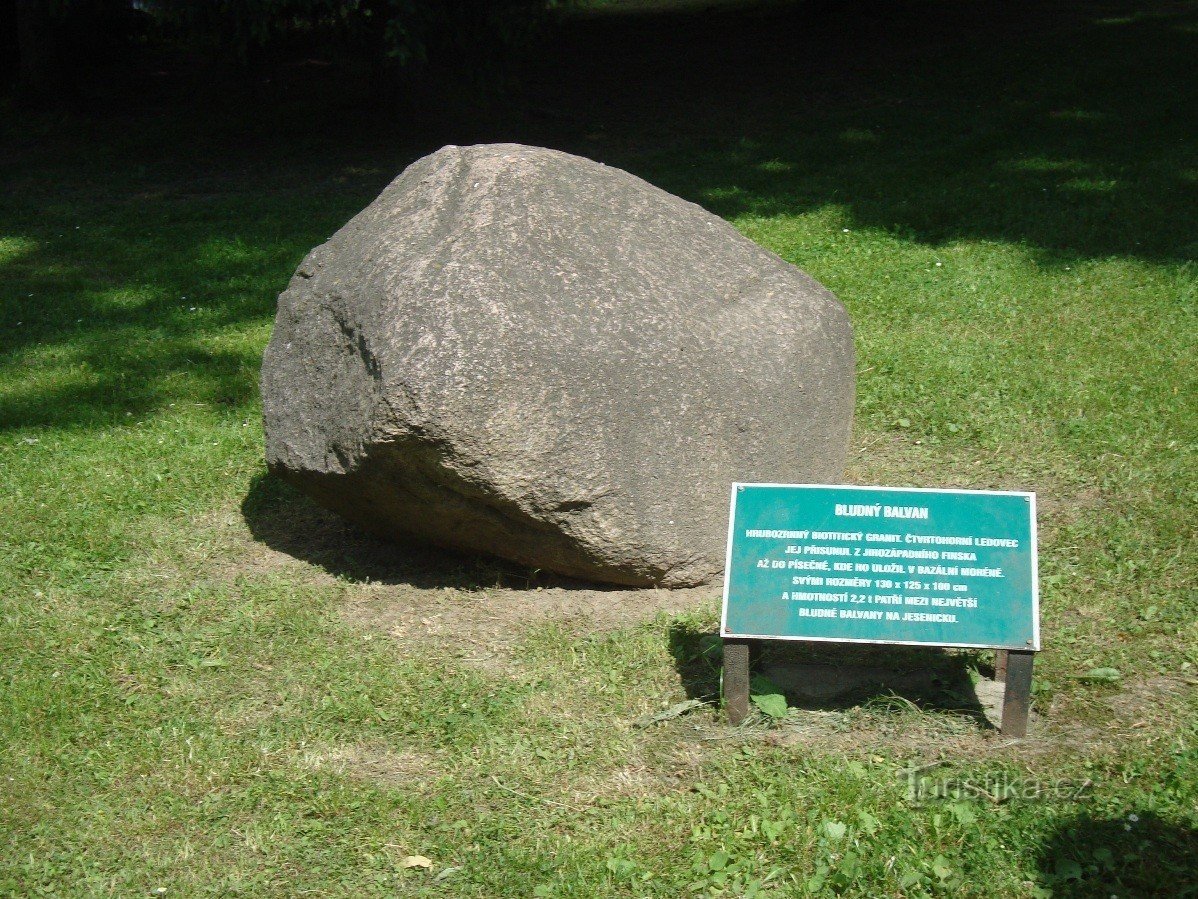 Jeseník-bludný balvan před vodní tvrzí-Foto:Ulrych Mir.