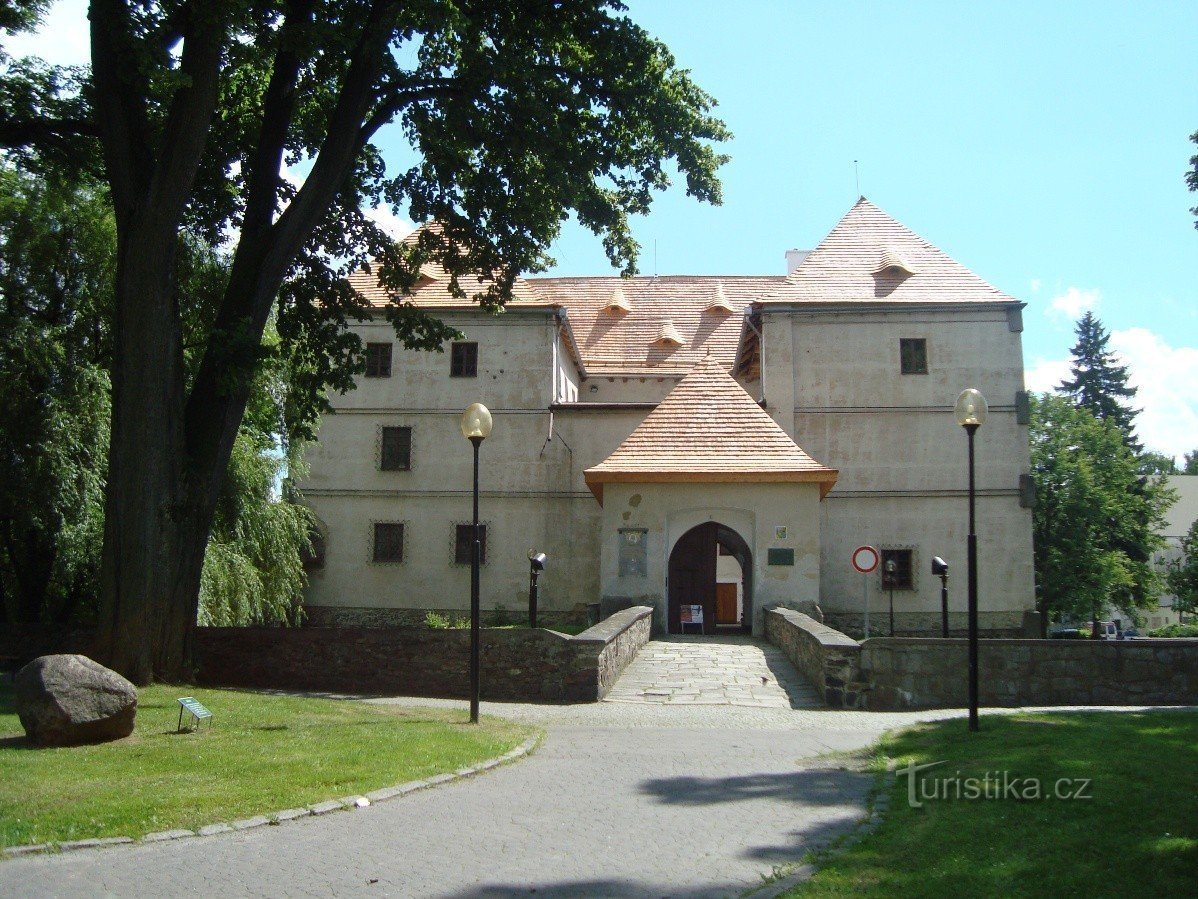 Jeseník - masso errante davanti alla fortezza sull'acqua - Foto: Ulrych Mir.