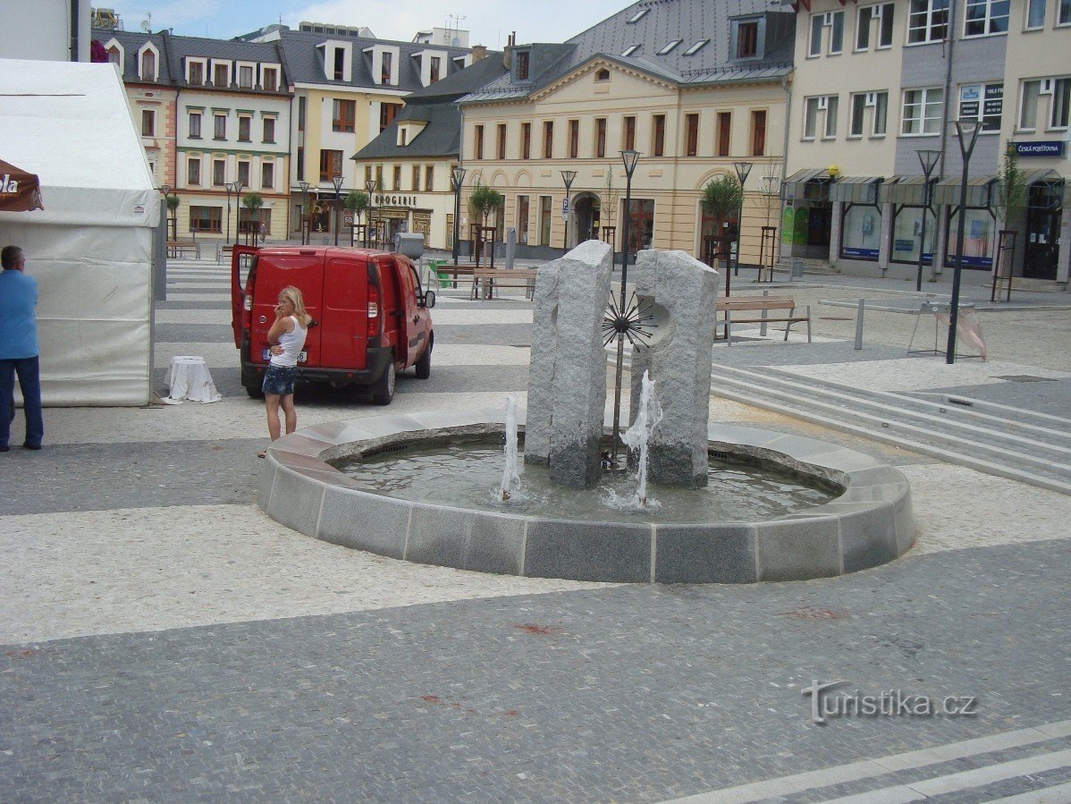 Jeseník - fontaine moderne de l'hôtel de ville - Photo : Ulrych Mir.