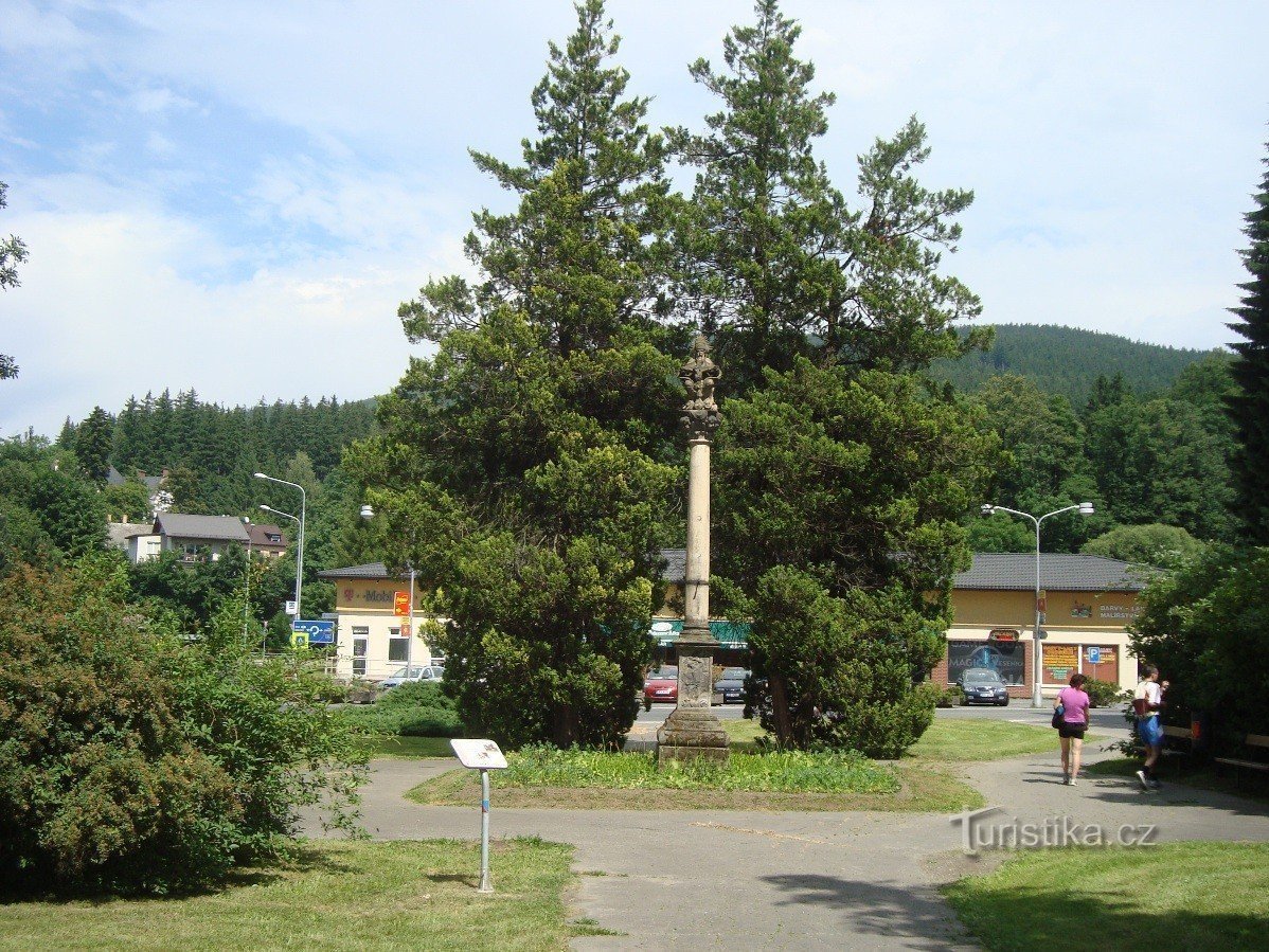 Jeseník-Place du Château avec la colonne baroque de la Sainte Trinité-Photo : Ulrych Mir.