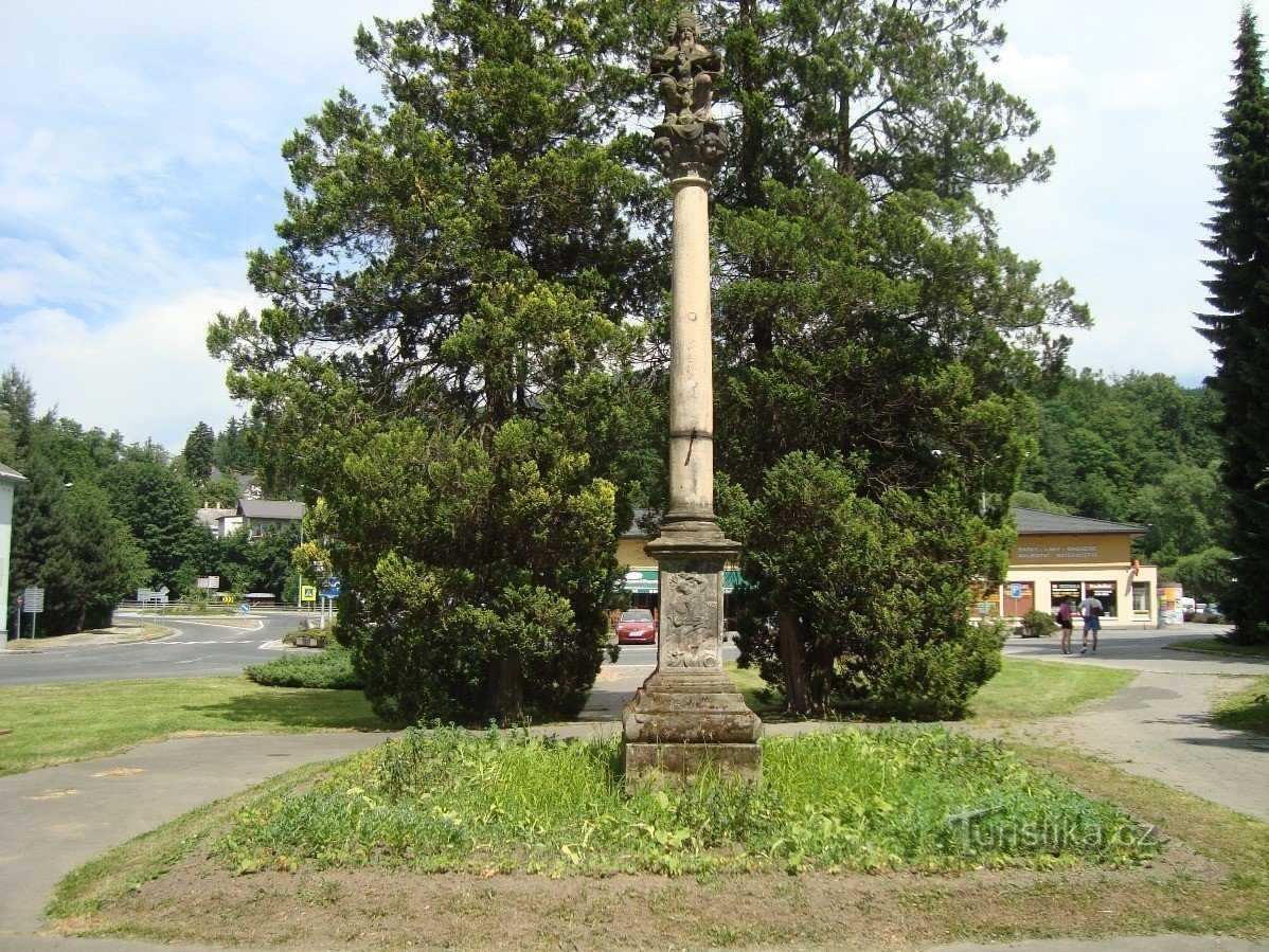 Jeseník-Plaza del Castillo con la columna barroca de la Santísima Trinidad-Foto: Ulrych Mir.