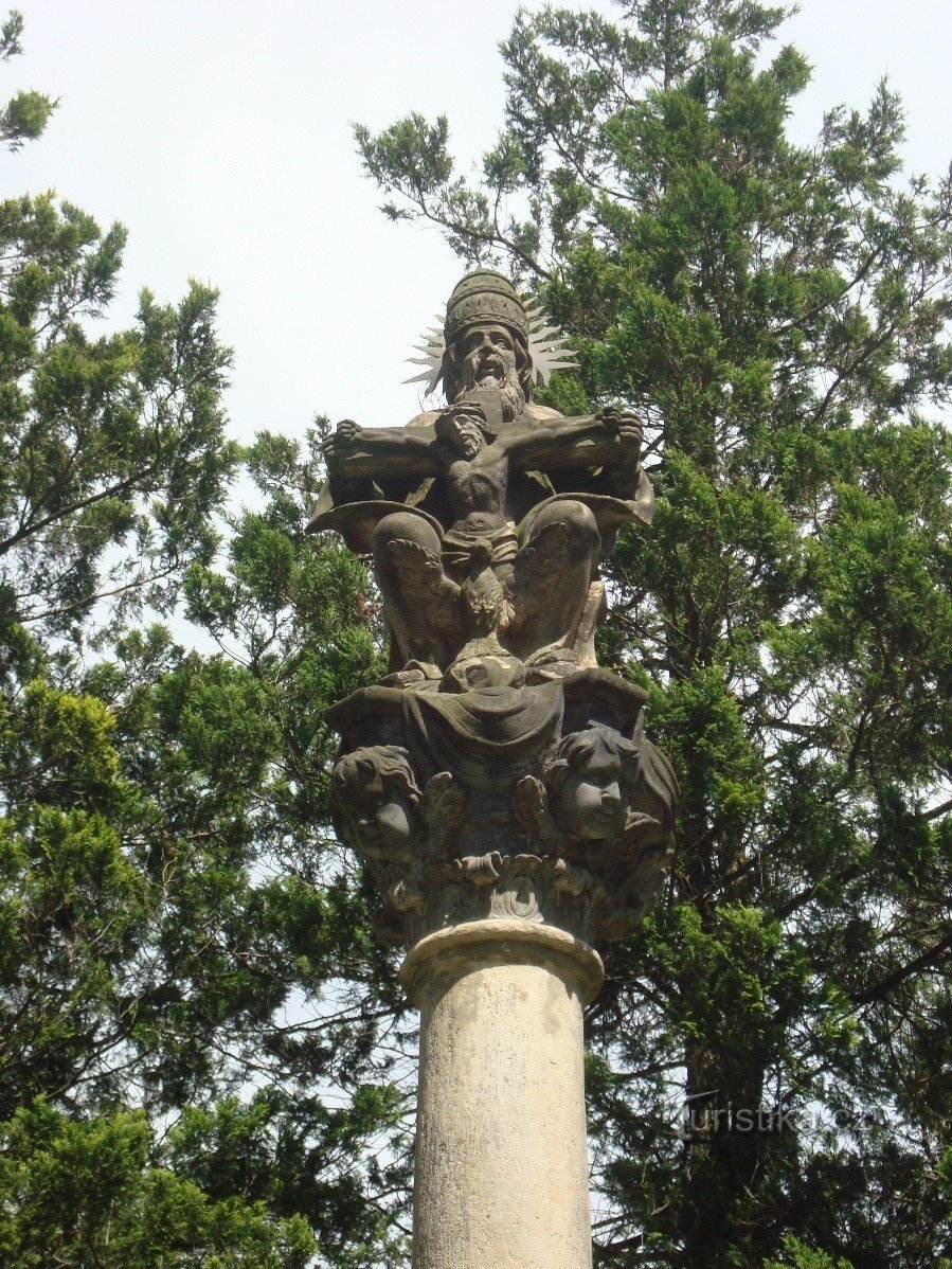 Jeseník-聖三位一体のバロック様式の柱がある城広場-写真: Ulrych Mir.