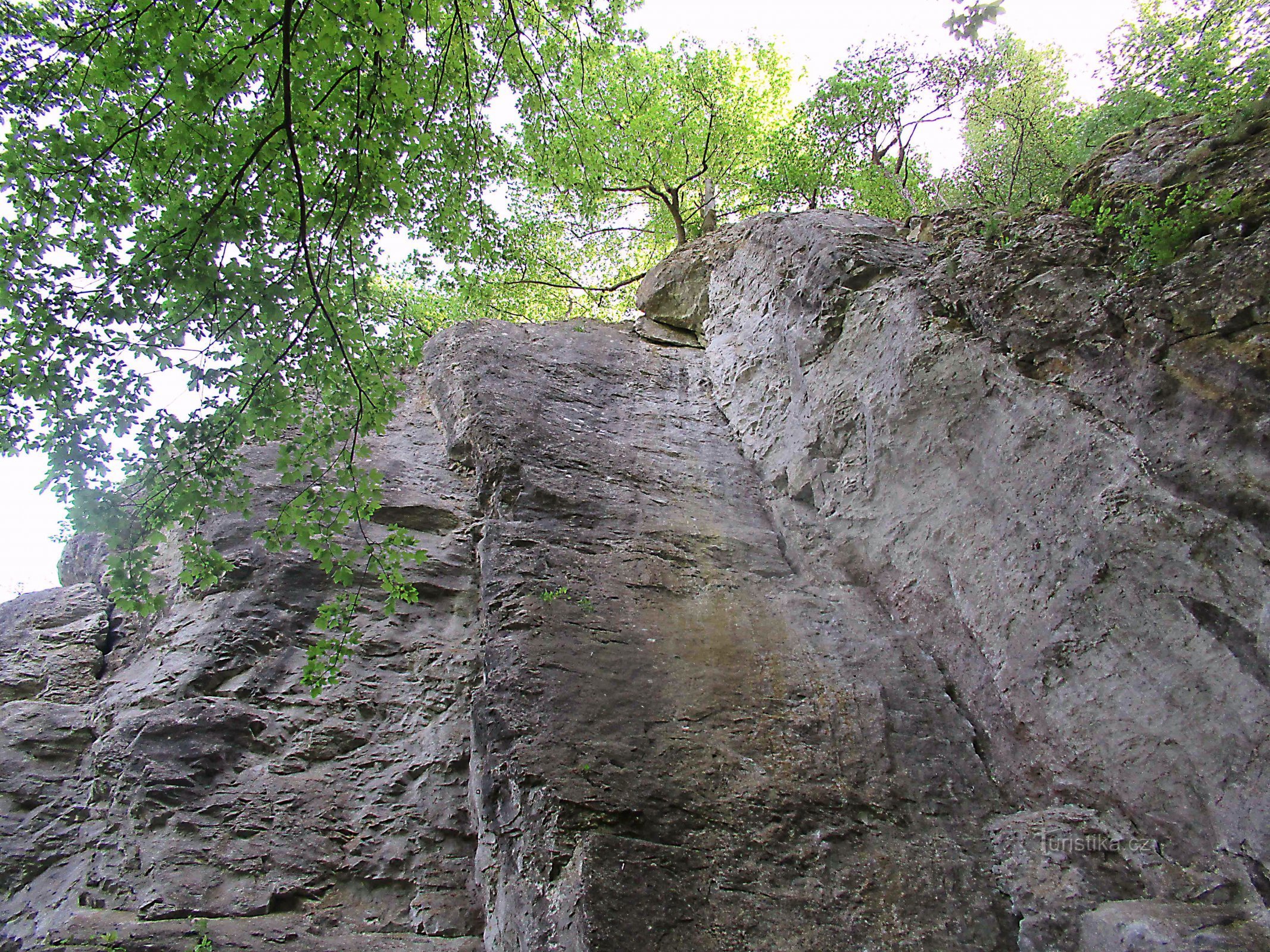 Cueva de Hladomorna bajo el castillo de Holštejn