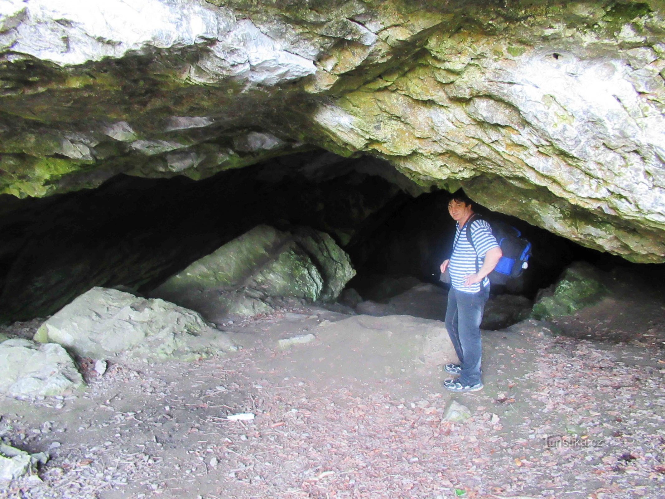 Caverna Hladomorna sob o Castelo Holštejn