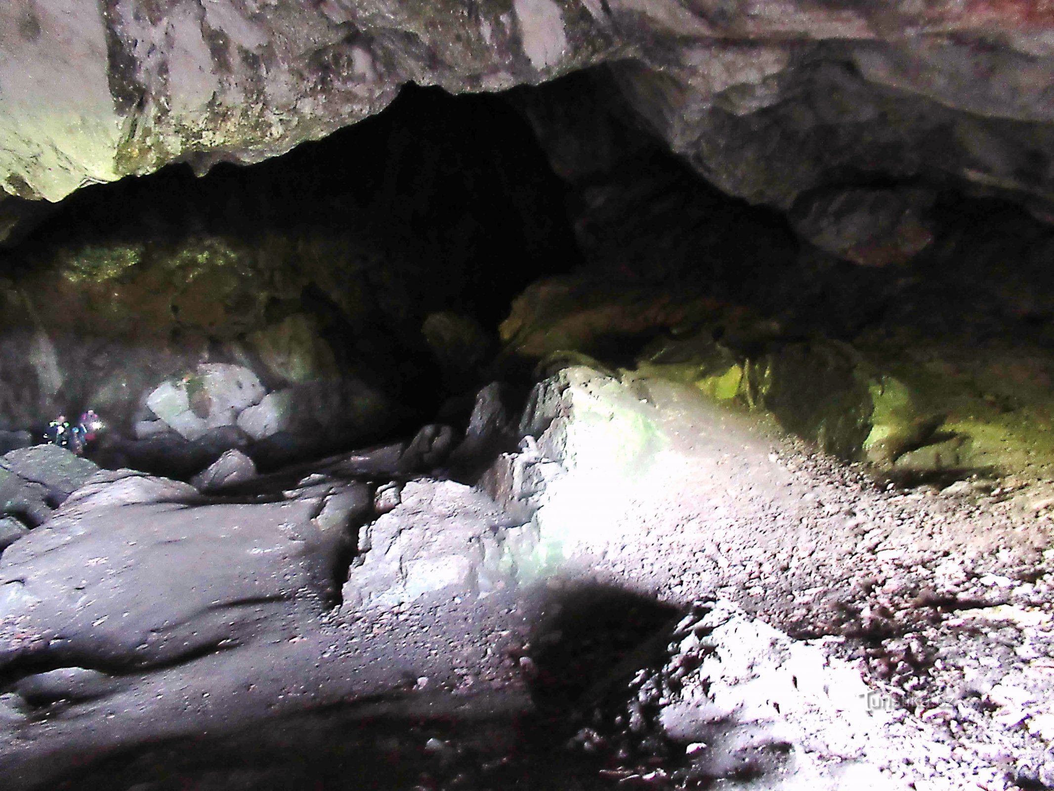 Caverna Hladomorna sob o Castelo Holštejn