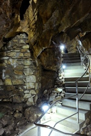 Höhle auf dem Pomezí