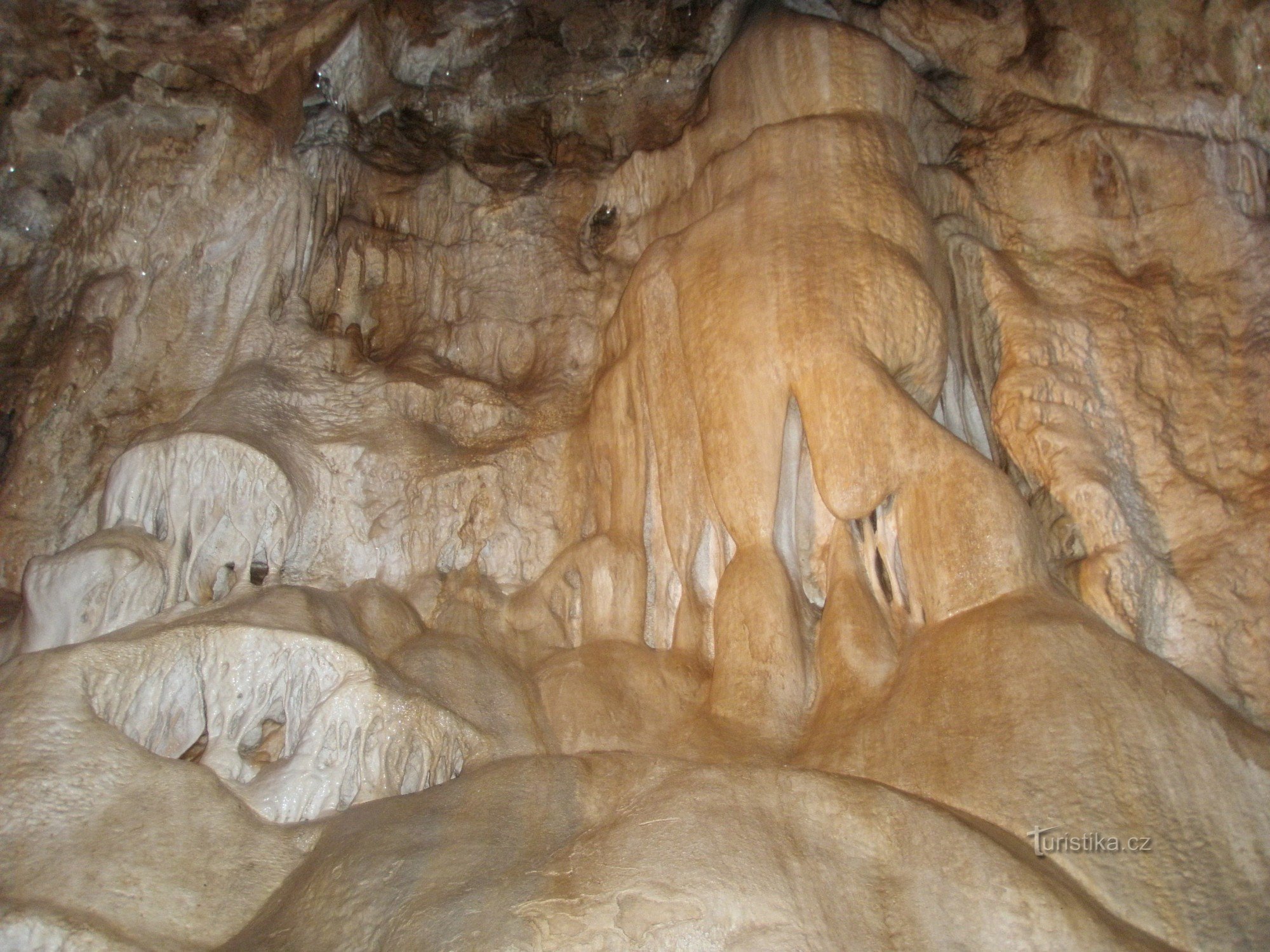 Grotte à la frontière