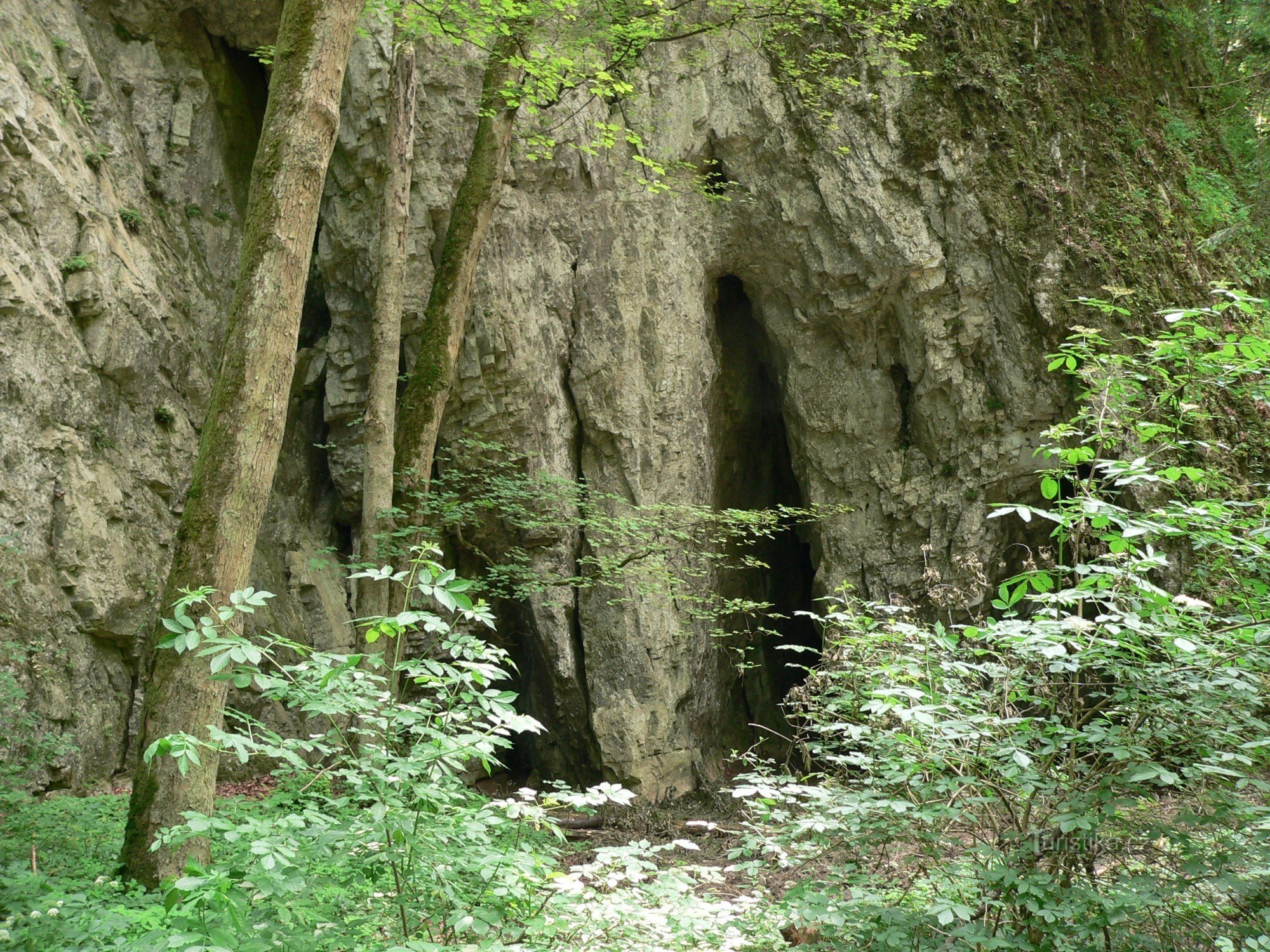 En grotta på vägen