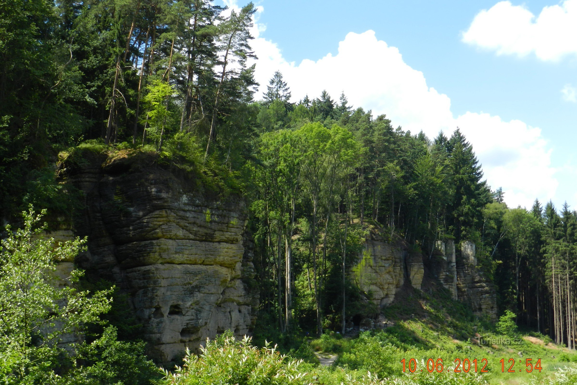 Cueva cerca del castillo de Kost: el apartamento rocoso de Baruška