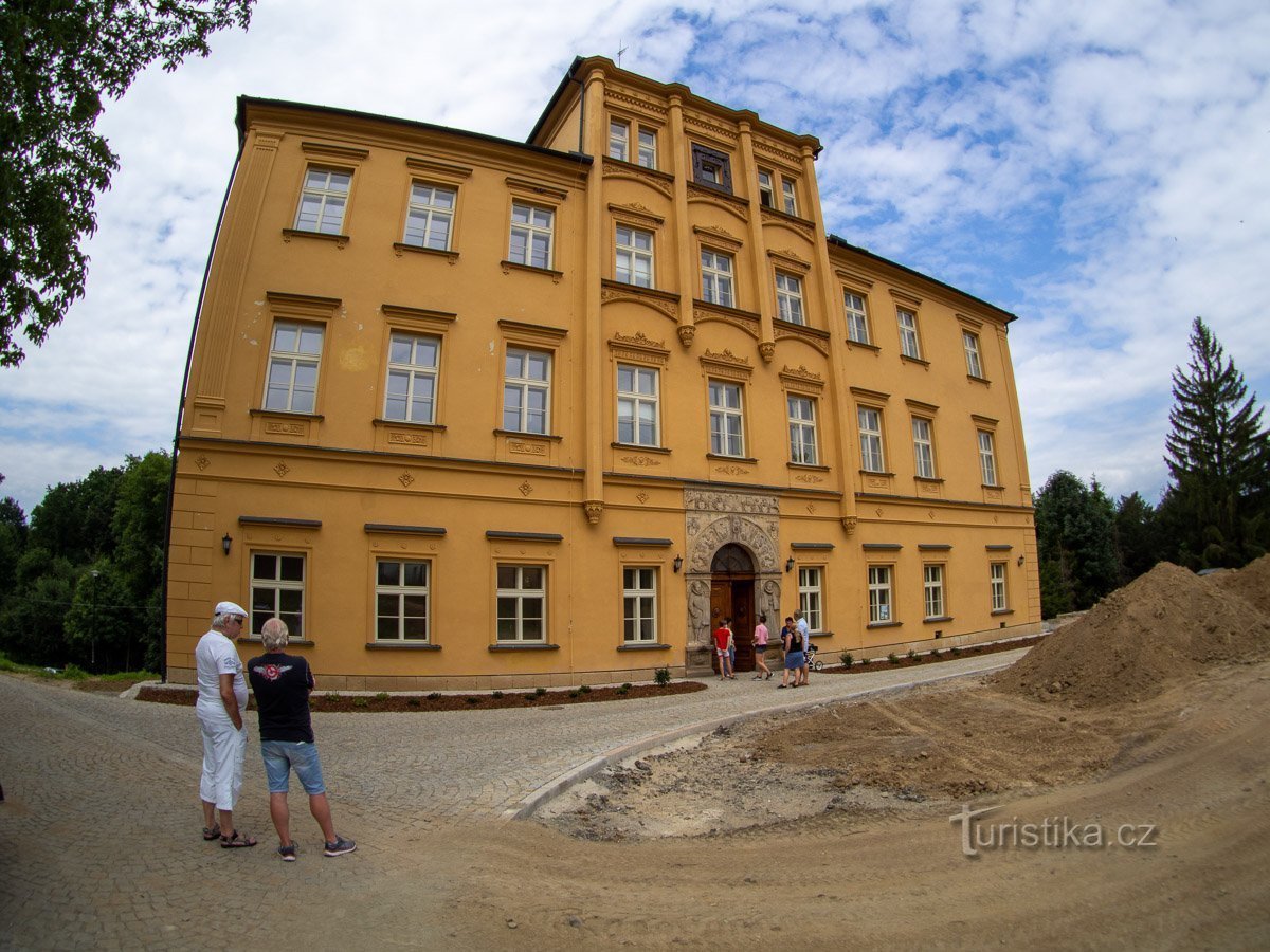 Jeszcze nie skończone podwórko