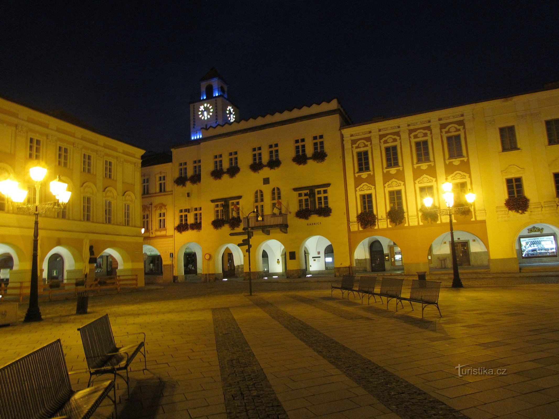 der Hauptplatz von Novijičín noch nachts