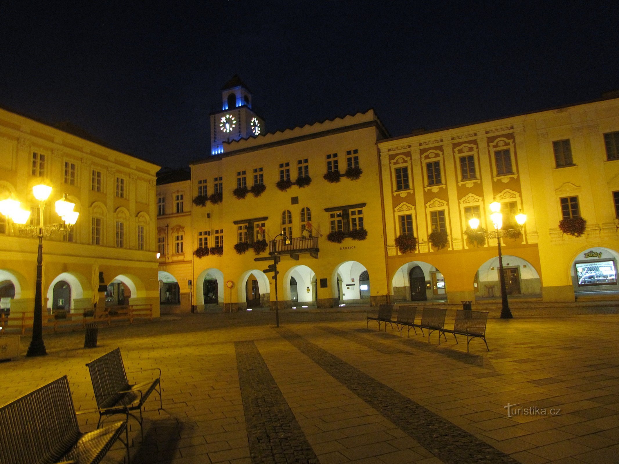 Novijičín főtere még éjszaka