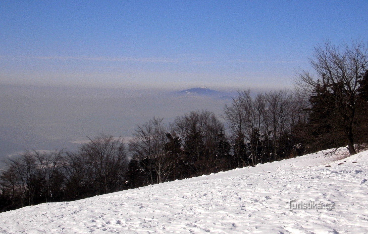 Aus der Inversion lugt Ještěd hervor