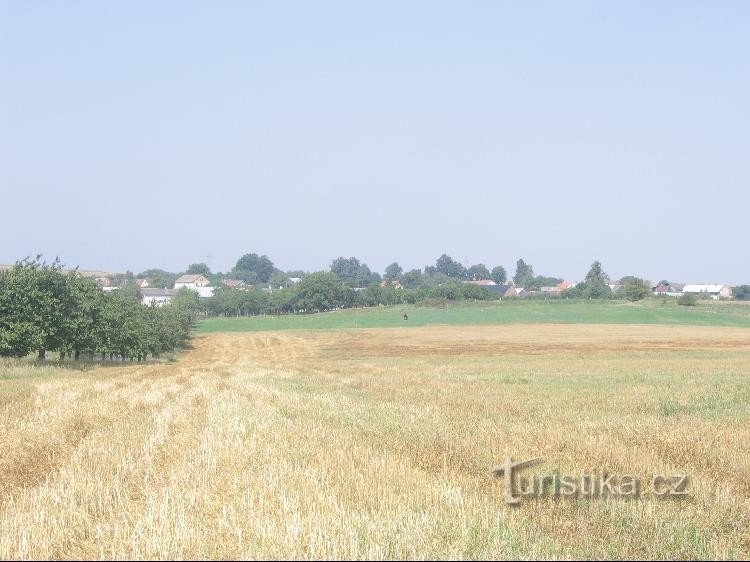 Jestrábí: Blick auf das Dorf von der Straße aus Kletná