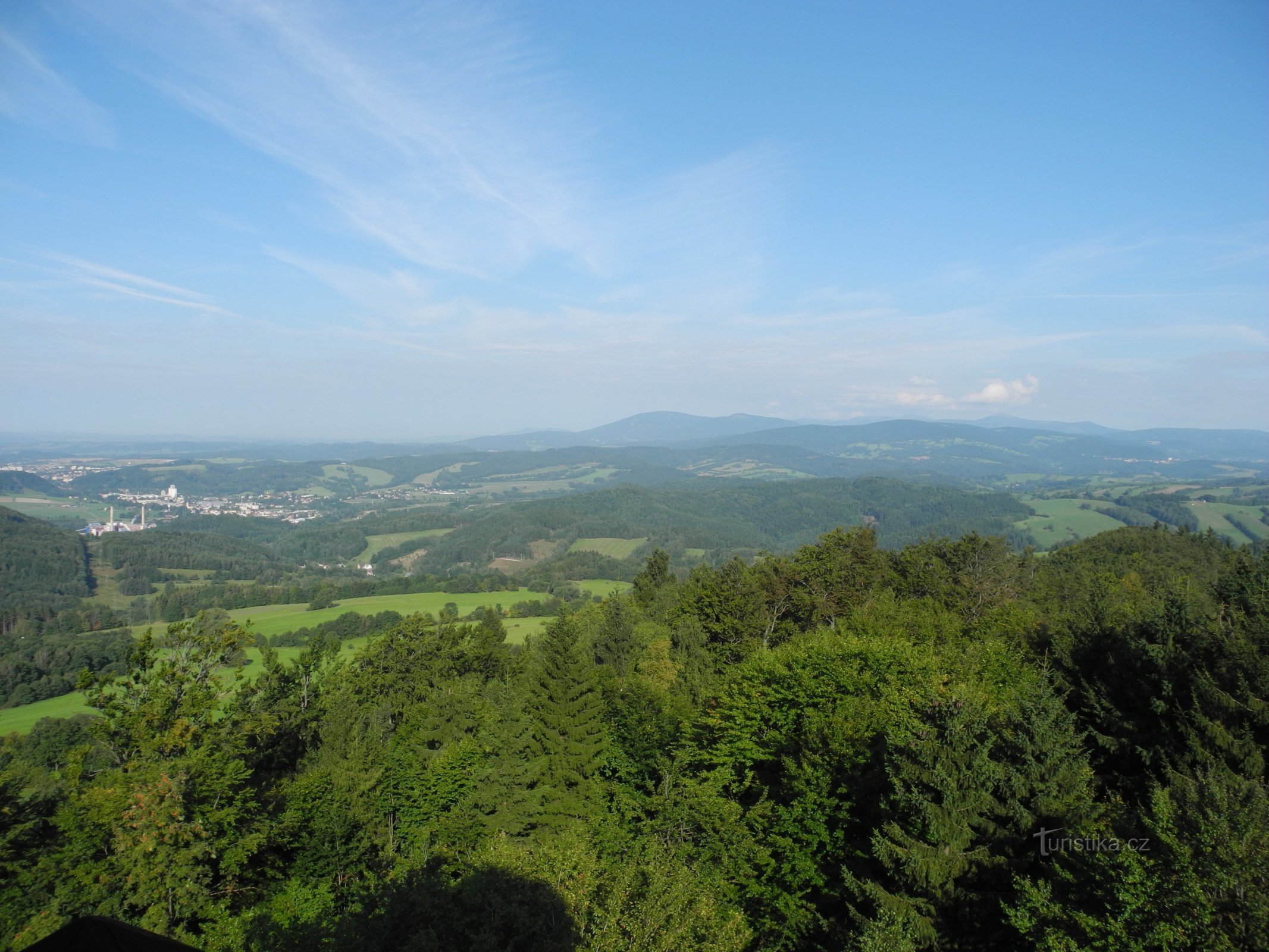 Jestřebí山脈は旅行に新しい訪問者を引き付けます