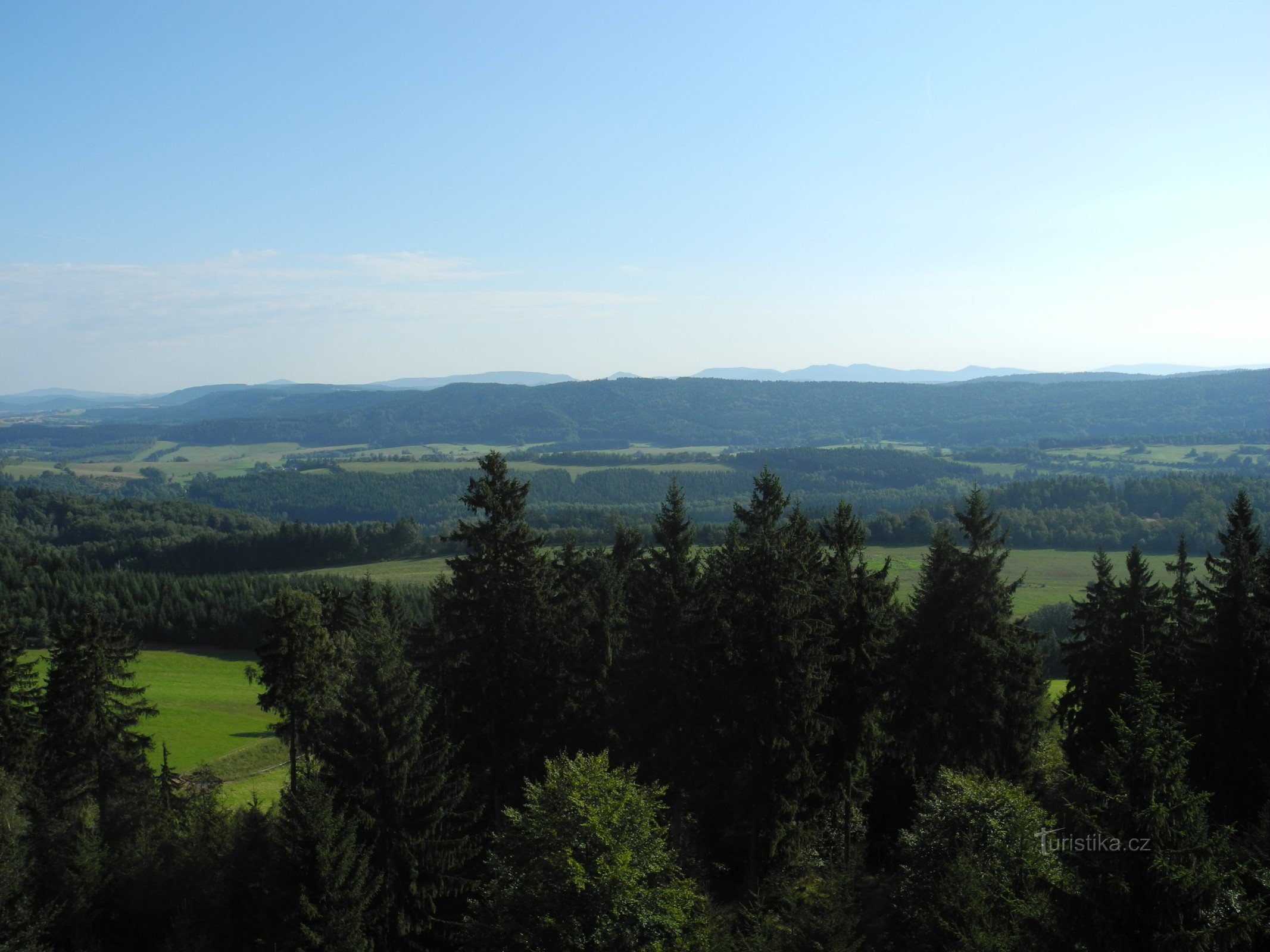 Núi Jestřebí thu hút du khách mới đến các chuyến đi