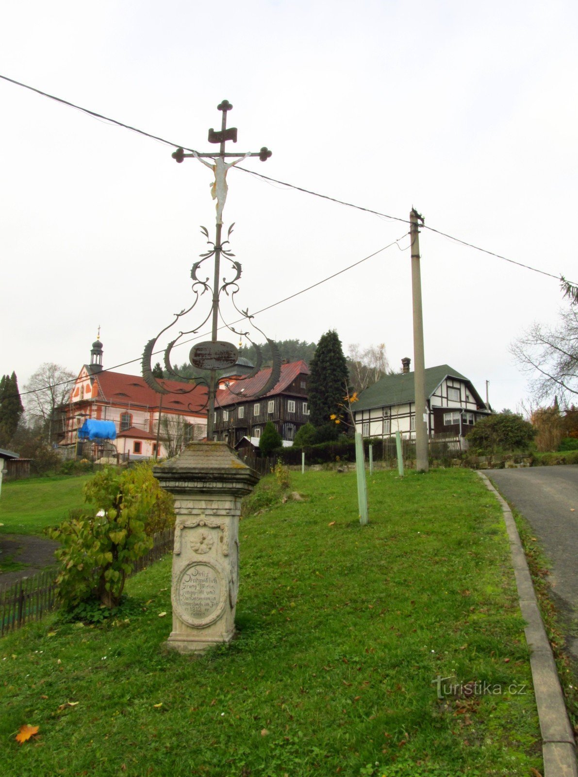 Jetřichovice-křížek s kostelem a farou v pozadí