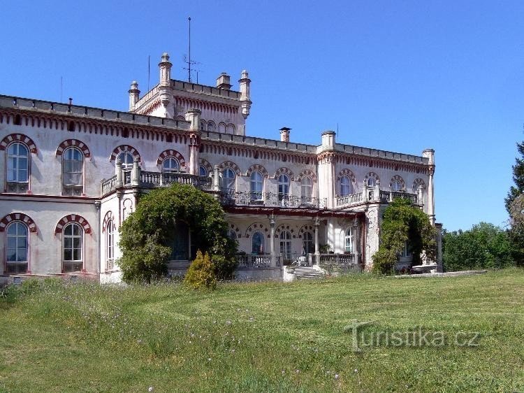 Jevišovice, Nový Zámek uitzicht vanuit de tuin