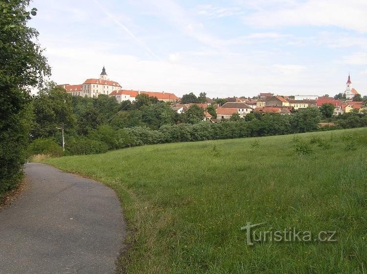 Jevišovice - pohled od západu: Pohled z modré turistické trasy vedoucí nad přehr