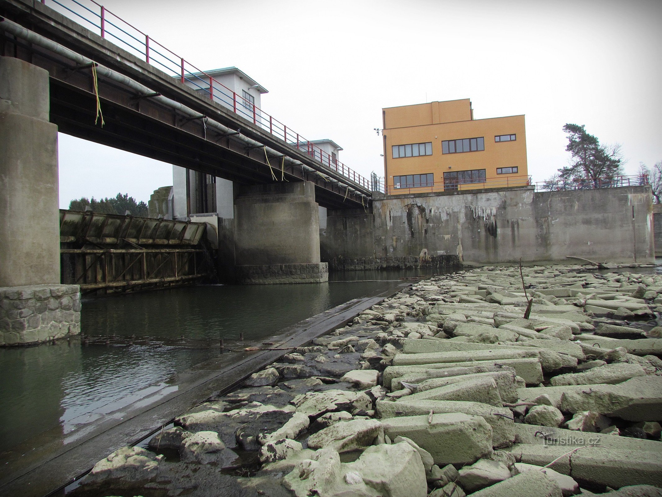 Weir e usina hidrelétrica em Spytihnev