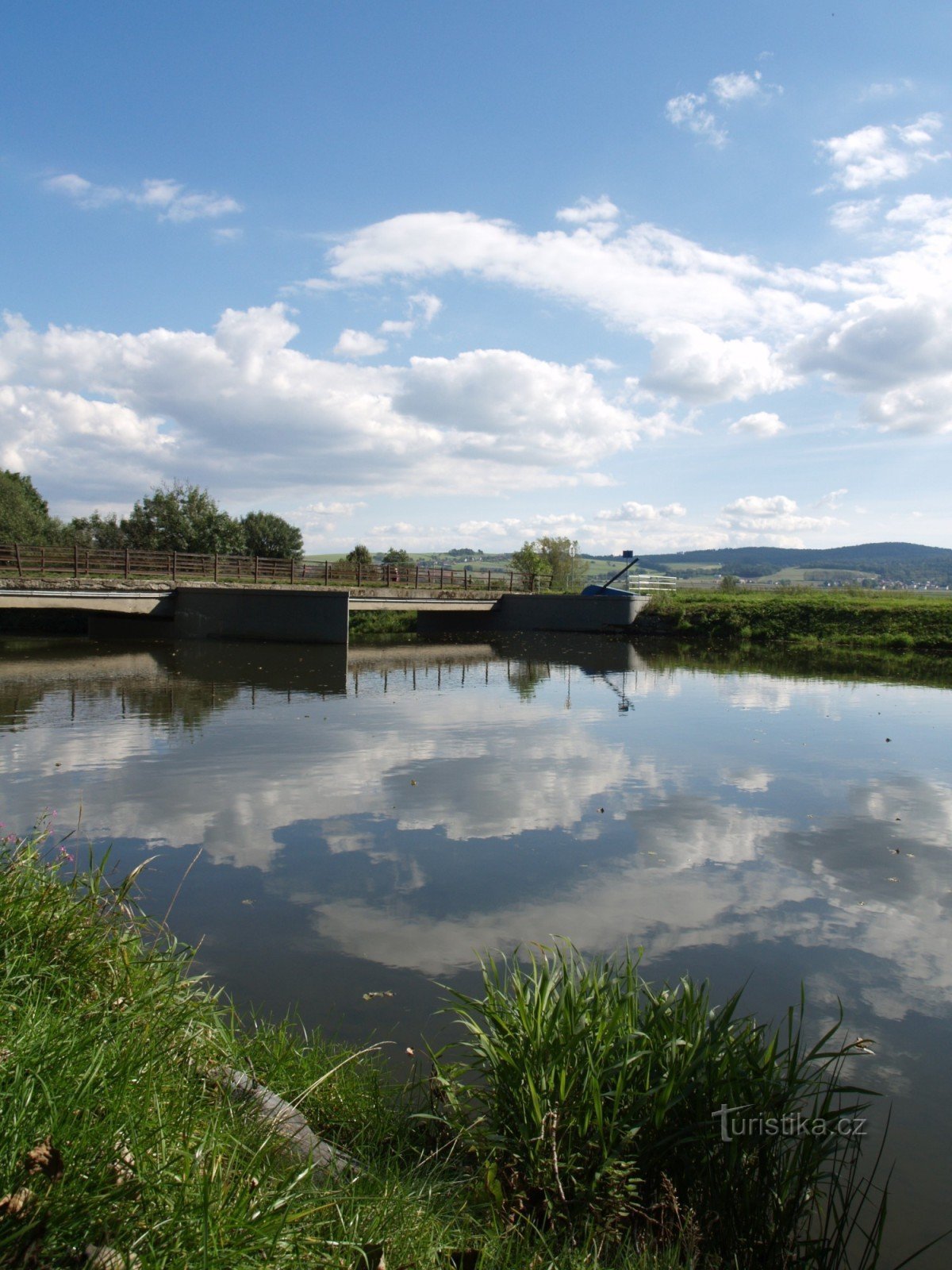 Weir - brug over de rivier de Moravica