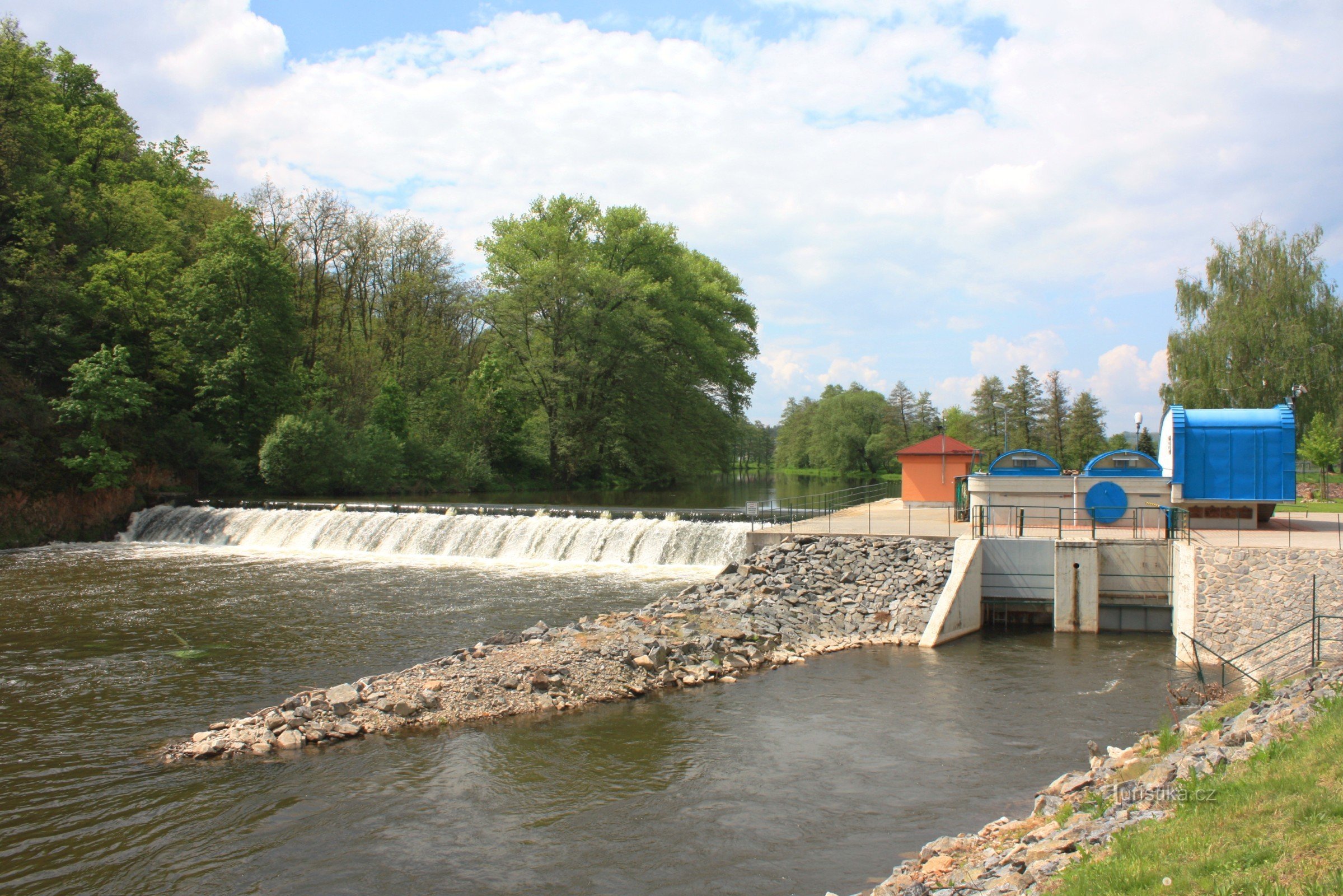 Comer en el río Jihlava junto al puente.