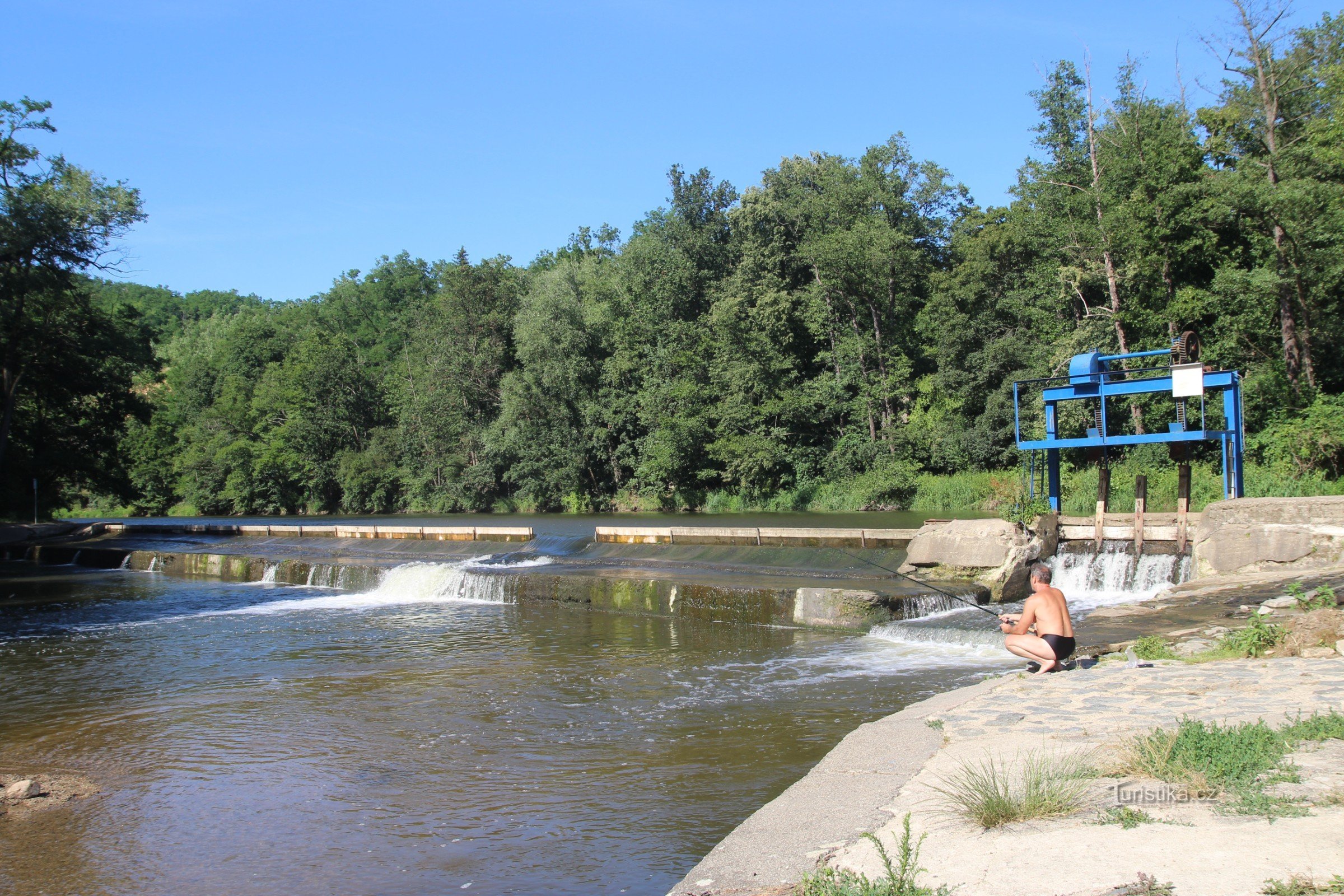 Eet op de rivier Jihlava bij de Stríbský-molen