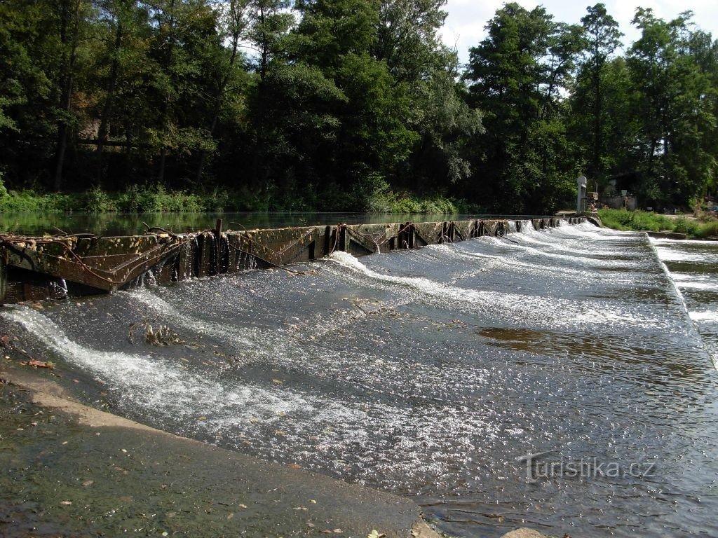 Wehr am Fluss Jihlava bei der Stríbský-Mühle