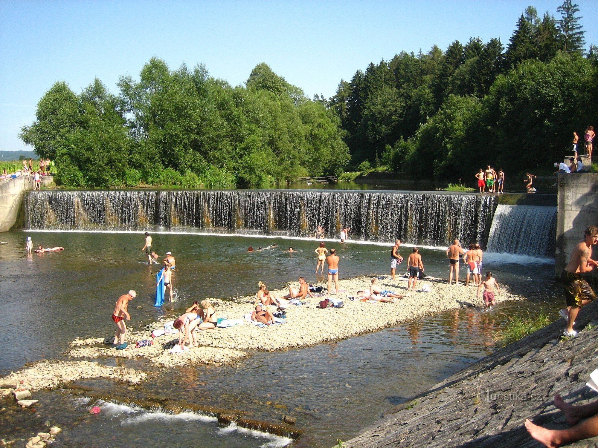 Fluss auf Vsetínská Bečva zwischen den Dörfern Hovězí Huslenky