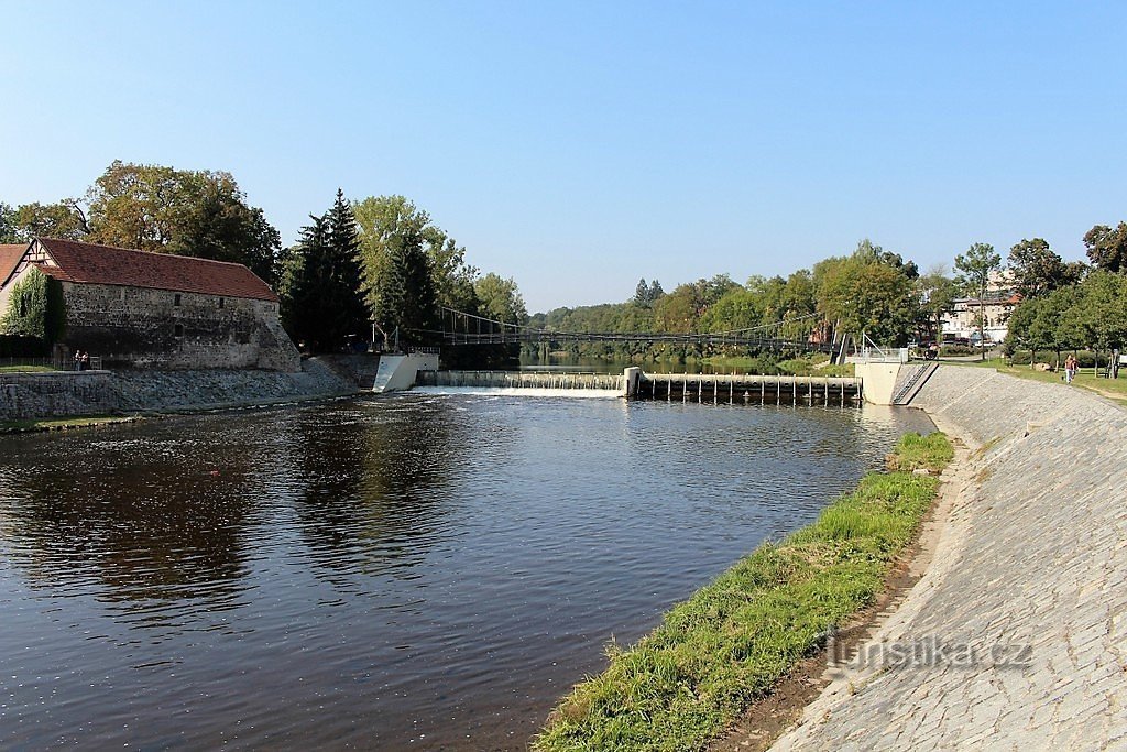 Mănâncă lângă castel