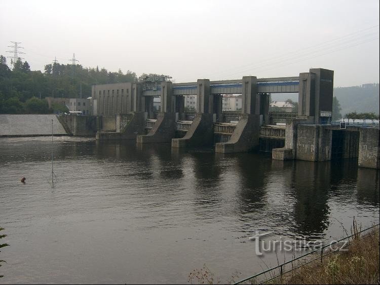 Damm: Dammens nedre struktur består av en betongtröskel insatt i berggrunden, foder