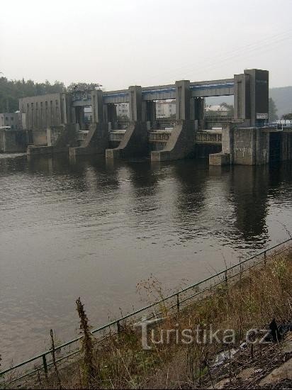 Vrané Dam: Spærrekonstruktionen består af todelte brædder med en spærrehøjde på 9,7 m. Mez