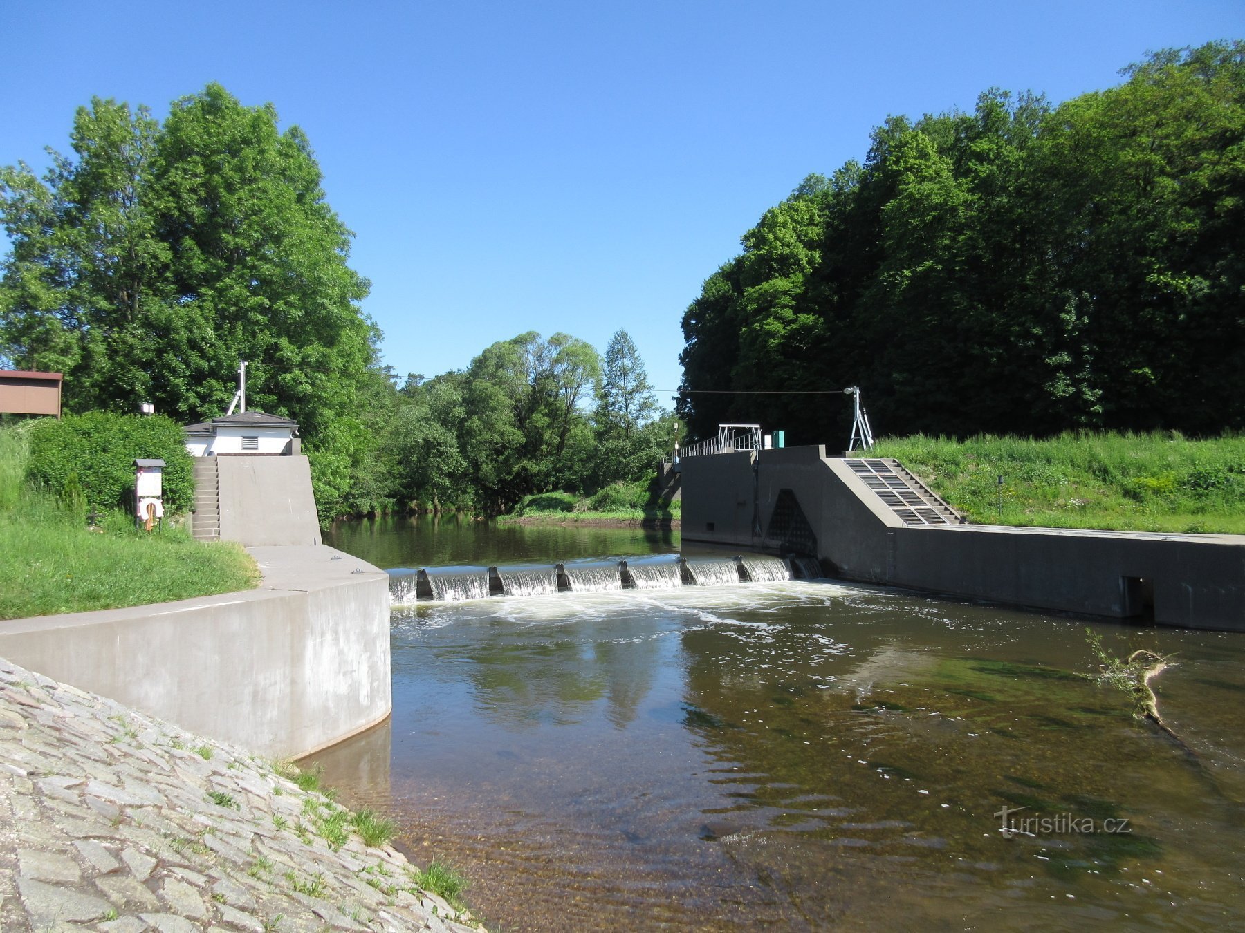 Weir de 1972 perto de Zlíč