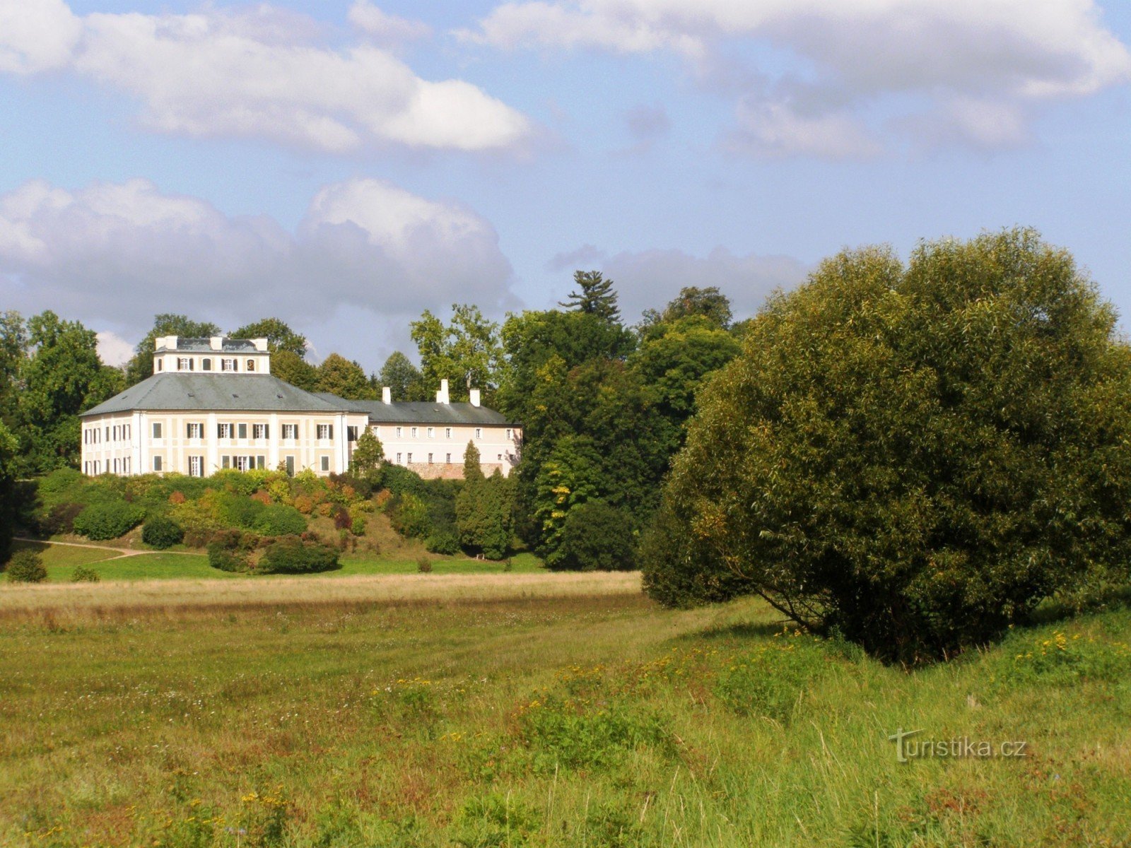 Weir Zlíč na Úpa - вид з греби на Ratiborřické Castle